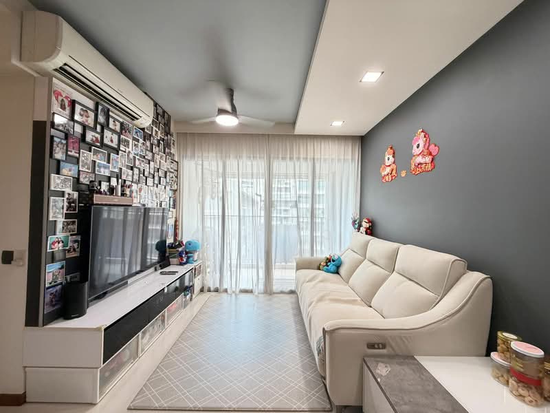 519A Tampines Central 8 HDB Flat For Sale at S$ 888,888 | PropertyGuru Singapore - Living Room