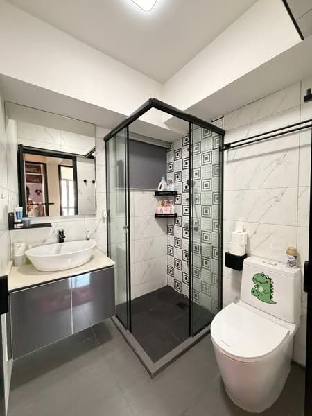 519A Tampines Central 8 HDB Flat For Sale at S$ 888,888 | PropertyGuru Singapore - Bathroom
