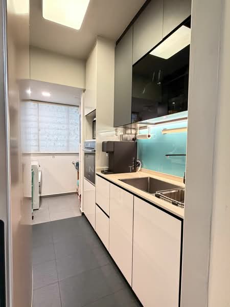 519A Tampines Central 8 HDB Flat For Sale at S$ 888,888 | PropertyGuru Singapore - Kitchen