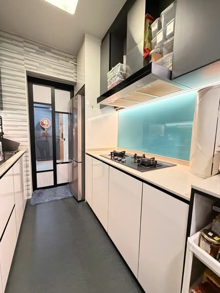 519A Tampines Central 8 HDB Flat For Sale at S$ 888,888 | PropertyGuru Singapore - Kitchen