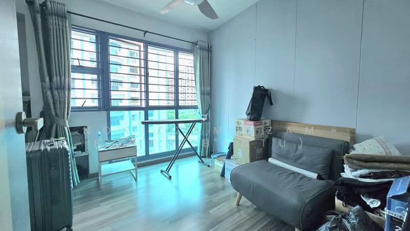 469A Admiralty Drive HDB Flat For Sale at S$ 638,000 | PropertyGuru Singapore - Living Room