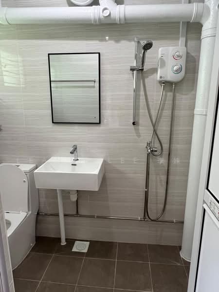 463 Hougang Avenue 10, 463 Hougang Avenue 10, 4 Bedrooms, 1,431 sqft, HDB Flat For Rent, by LeAnne Lee 李姝瑩, 500096887 - Bathroom - PropertyGuru.com.sg