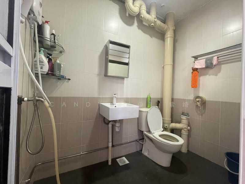894A Woodlands Drive 50 HDB Flat For Sale at S$ 580,000 | PropertyGuru Singapore - Bathroom