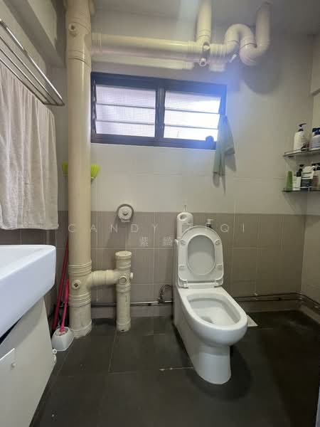 894A Woodlands Drive 50 HDB Flat For Sale at S$ 580,000 | PropertyGuru Singapore - Bathroom