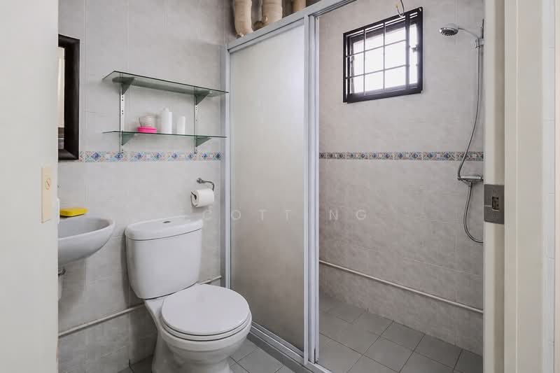 671B Klang Lane HDB Flat For Sale at S$ 810,000 | PropertyGuru Singapore - Bathroom