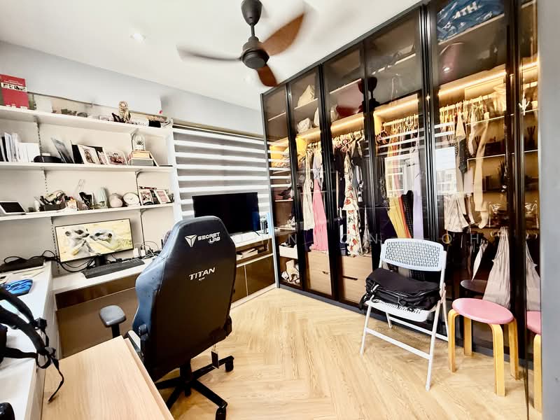 The Florida Executive Condominium For Sale at S$ 2,500,000 | PropertyGuru Singapore - Walk In Wardrobe