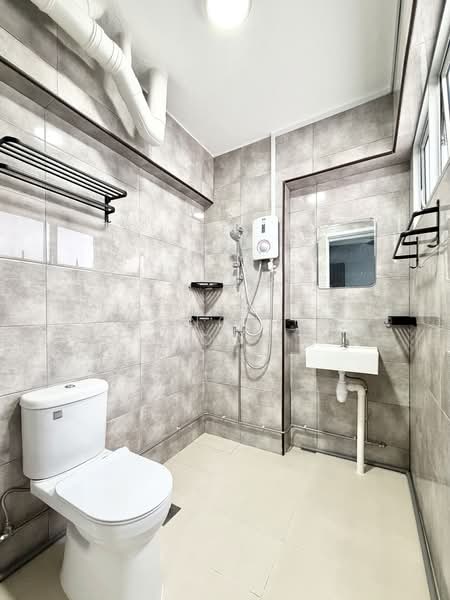 251 Tampines Street 21 HDB Flat For Sale at S$ 498,000 | PropertyGuru Singapore - Bathroom