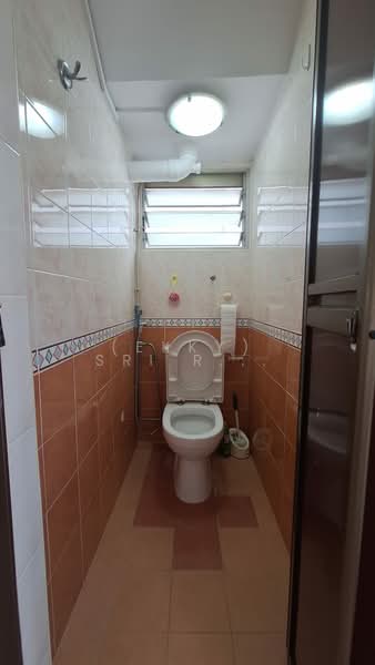 1 Lorong 7 Toa Payoh HDB Flat For Sale at S$ 420,000 | PropertyGuru Singapore - Bathroom