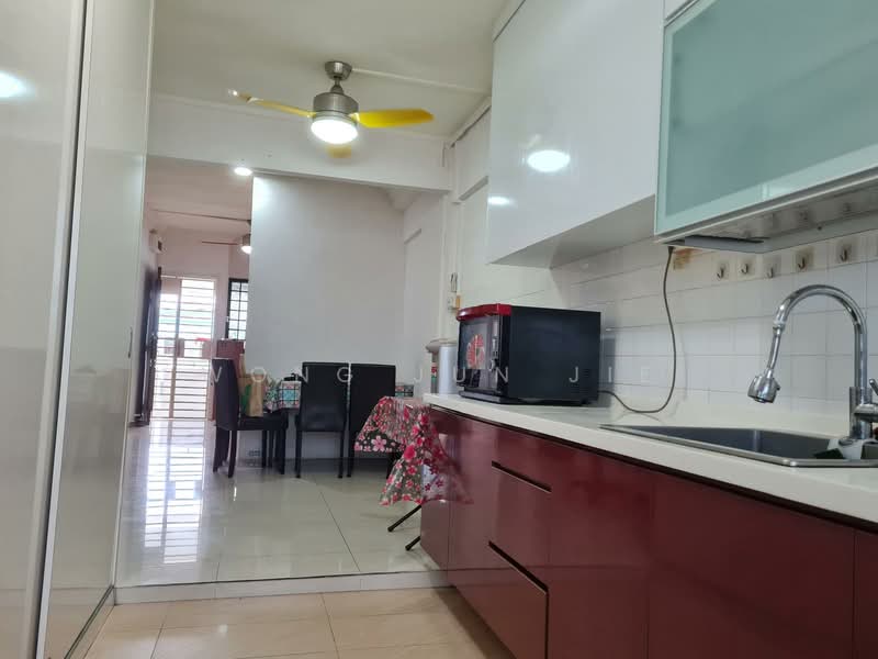 742 Yishun Avenue 5 HDB Flat For Sale at S$ 495,000 | PropertyGuru Singapore - Kitchen