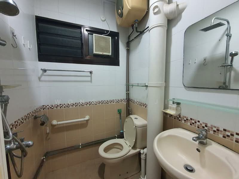 742 Yishun Avenue 5 HDB Flat For Sale at S$ 495,000 | PropertyGuru Singapore - Bathroom