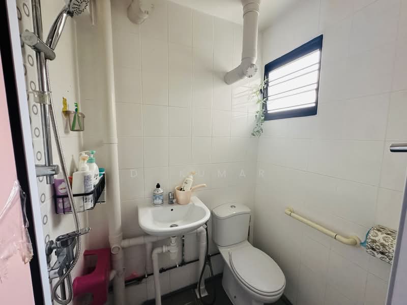 427 Bedok North Road HDB Flat For Sale at S$ 599,888 | PropertyGuru Singapore - Bathroom