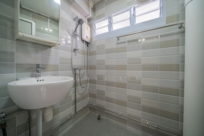 66 Marine Drive, 66 Marine Drive, 2 Bedrooms, 700 sqft, HDB Flat For Sale, by Dennis Lim, 500097036 - Bathroom - PropertyGuru.com.sg