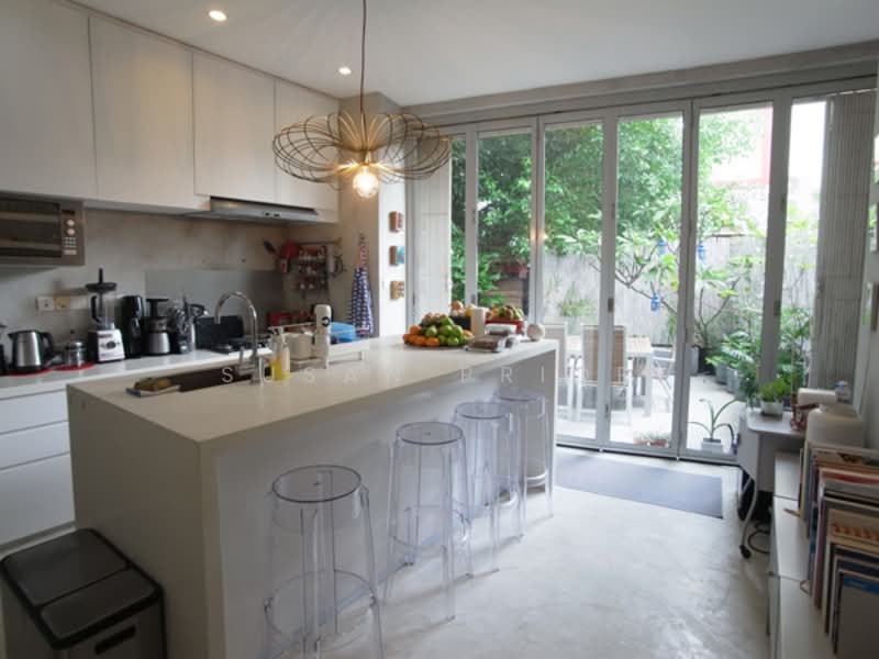 Elegant 3 Bed 4 Bath Everitt By The Park Conservation House For Sale at S$ 5,280,000 | PropertyGuru Singapore - Kitchen