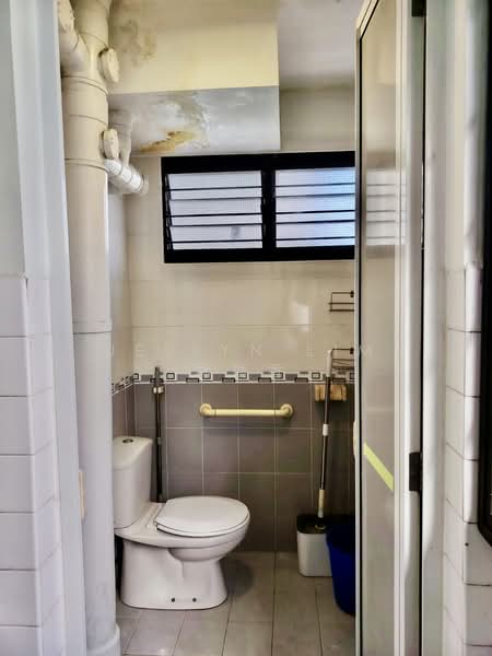 504 Ang Mo Kio Avenue 8, 504 Ang Mo Kio Avenue 8, 2 Bedrooms, 721 sqft, HDB Flat For Rent, by Jeslyn Lim 林瑞香, 500097089 - Bathroom - PropertyGuru.com.sg