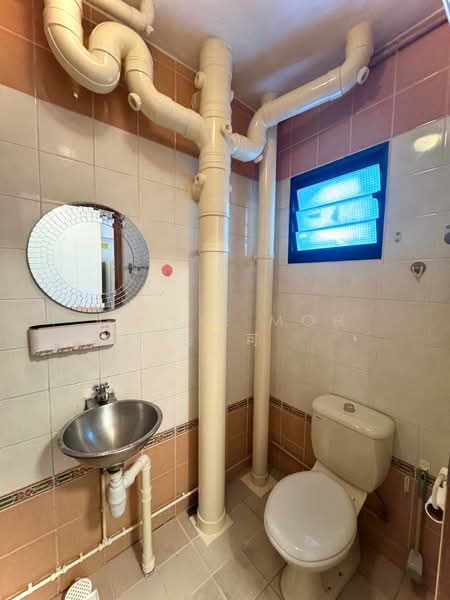 651B Jurong West Street 61 HDB Flat For Sale at S$ 660,000 | PropertyGuru Singapore - Bathroom