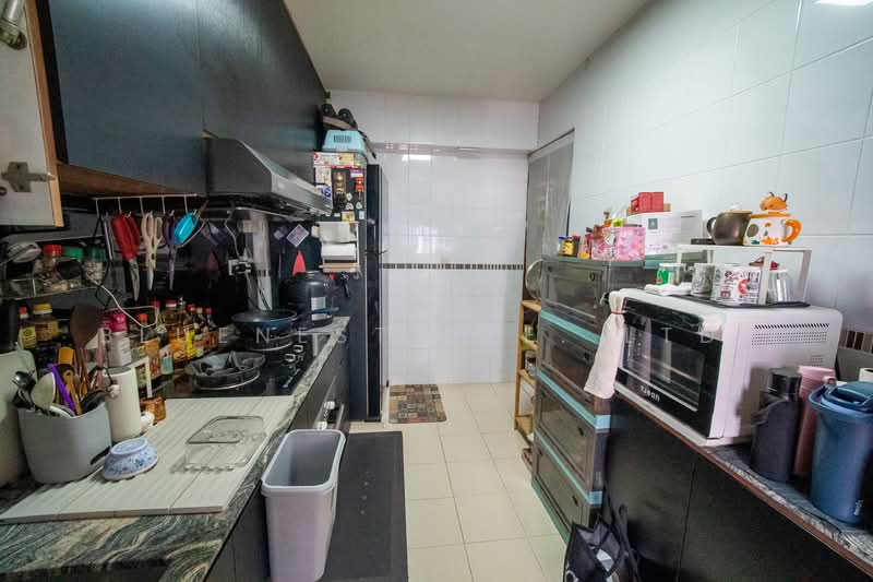372 Jurong East Street 32 HDB Flat For Sale at S$ 488,000 | PropertyGuru Singapore - Kitchen