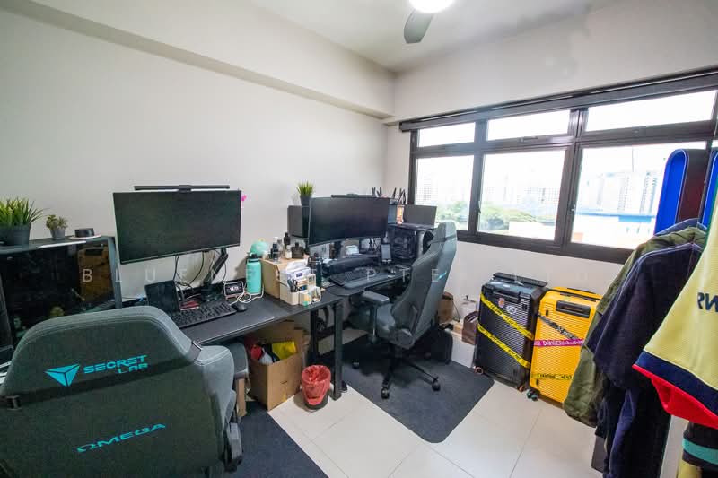 372 Jurong East Street 32 HDB Flat For Sale at S$ 488,000 | PropertyGuru Singapore - Study
