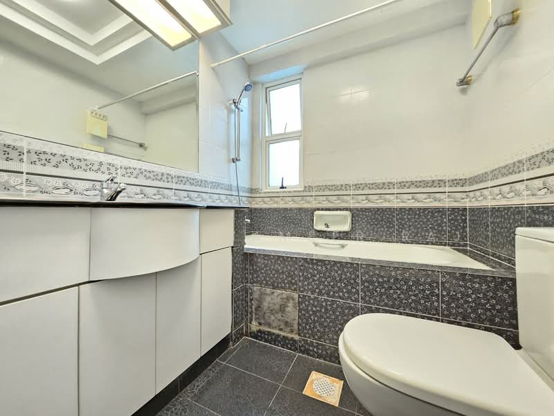 Royal Palm Mansions, 330 Pasir Panjang Road, 4 Bedrooms, 1,227 sqft, Condominium For Rent, by Gupta Sameer Raj, 500097141 - Bathroom - PropertyGuru.com.sg