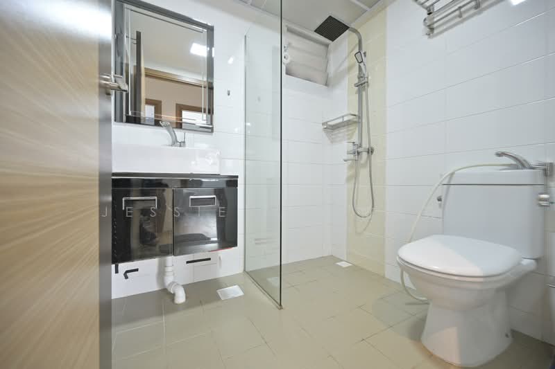 453A Bukit Batok West Avenue 6 HDB Flat For Sale at S$ 849,999 | PropertyGuru Singapore - Bathroom