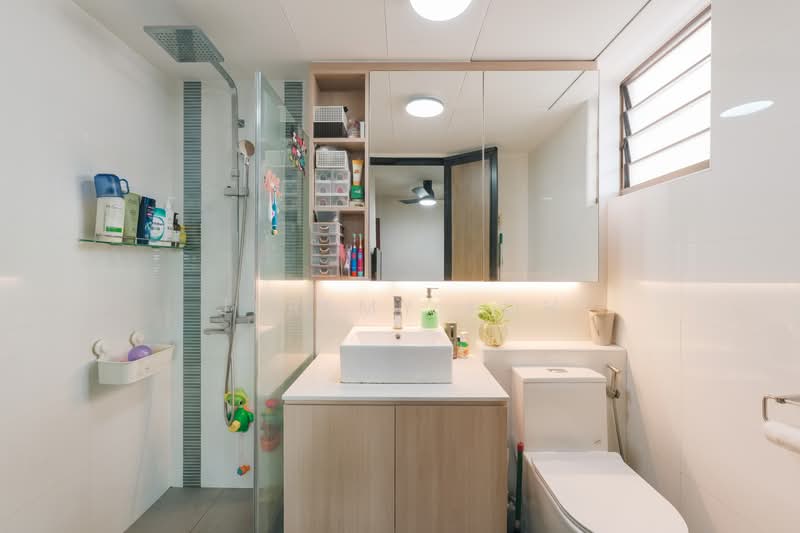 675B Jurong West Street 64 HDB Flat For Sale at S$ 649,999 | PropertyGuru Singapore - Bathroom