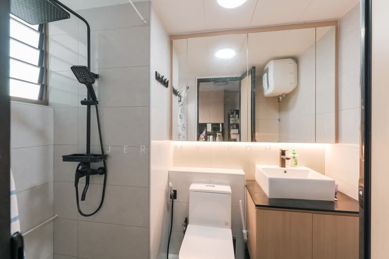 675B Jurong West Street 64 HDB Flat For Sale at S$ 649,999 | PropertyGuru Singapore - Bathroom