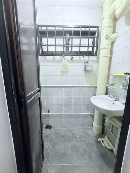 12 Holland Avenue, 12 Holland Avenue, 2 Bedrooms, 700 sqft, HDB Flat For Sale, by Ng Kok Hong (Ernest), 500097226 - Bathroom - PropertyGuru.com.sg