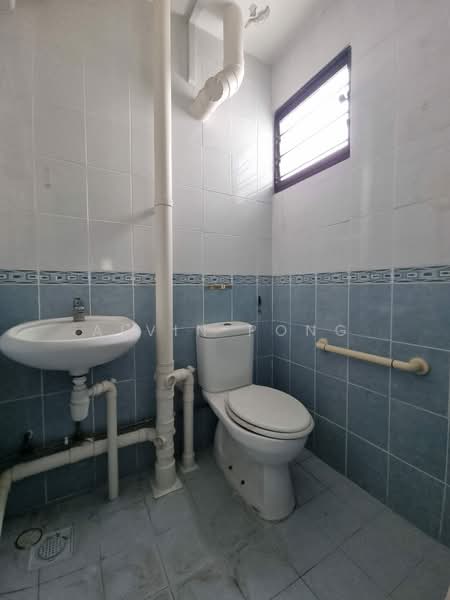 24 Hougang Avenue 3 HDB Flat For Sale at S$ 400,000 | PropertyGuru Singapore - Bathroom