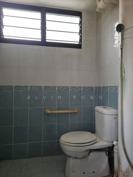 24 Hougang Avenue 3 HDB Flat For Sale at S$ 400,000 | PropertyGuru Singapore - Bathroom