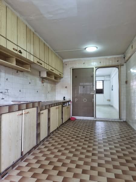 24 Hougang Avenue 3 HDB Flat For Sale at S$ 400,000 | PropertyGuru Singapore - Kitchen