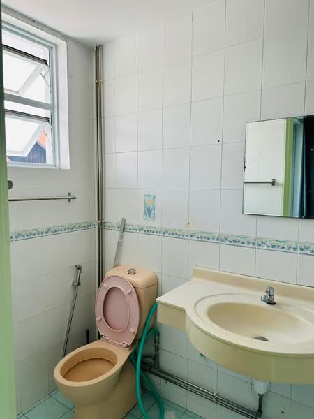 Sennett Estate, 96 Mulberry Avenue, Room Rental, 250 sqft, Semi-Detached House For Rent, by Michael Dong, 500097263 - Bathroom - PropertyGuru.com.sg