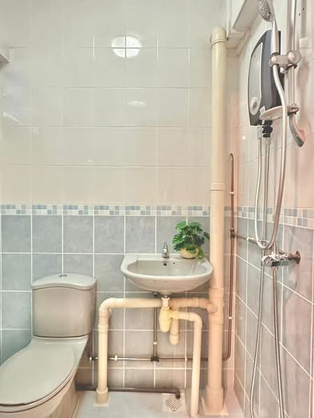 643 Ang Mo Kio Avenue 5, 643 Ang Mo Kio Avenue 5, 3 Bedrooms, 807 sqft, HDB Flat For Rent, by Yuki Lin, 500097300 - Bathroom - PropertyGuru.com.sg