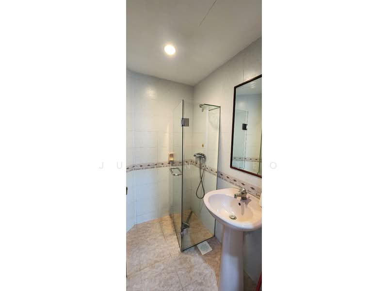 The Hillside Condominium For Sale at S$ 2,350,000 | PropertyGuru Singapore - Common Bathroom