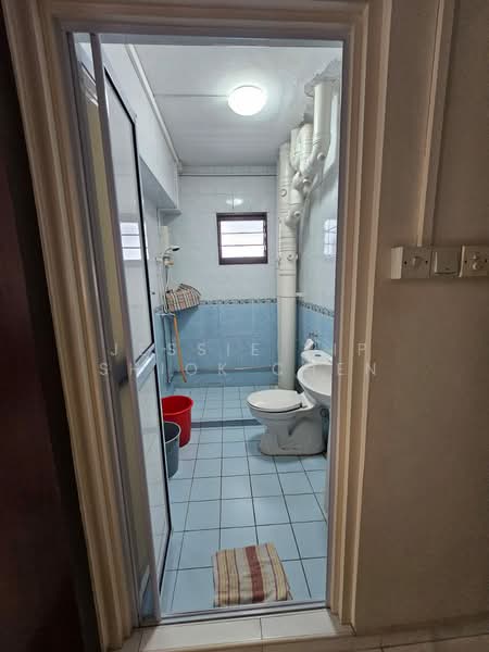 607 Senja Road HDB Flat For Sale at S$ 1,000,000 | PropertyGuru Singapore - Common Bathroom