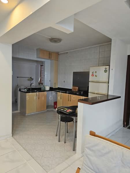 607 Senja Road HDB Flat For Sale at S$ 1,000,000 | PropertyGuru Singapore - Open concept kitchen