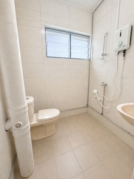 164 Bukit Batok Street 11 HDB Flat For Sale at S$ 420,000 | PropertyGuru Singapore - Bathroom