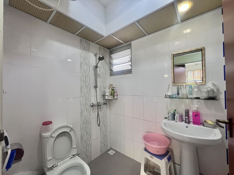 591A Ang Mo Kio Street 51 HDB Flat For Sale at S$ 688,000 | PropertyGuru Singapore - Bathroom