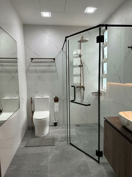 Hillington Green Condominium For Sale at S$ 2,750,000 | PropertyGuru Singapore - Bathroom