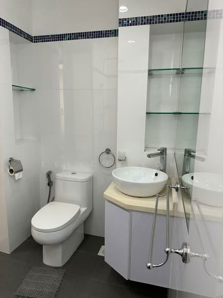 Hillington Green Condominium For Sale at S$ 2,750,000 | PropertyGuru Singapore - Bathroom