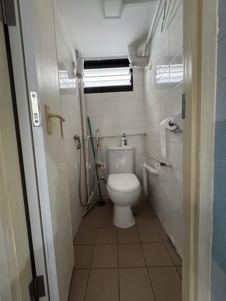 83 Lorong 2 Toa Payoh HDB Flat For Sale at S$ 388,888 | PropertyGuru Singapore - Bathroom