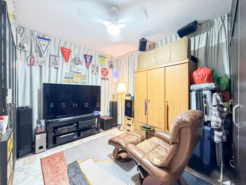 102 Jurong East Street 13 HDB Flat For Sale at S$ 480,000 | PropertyGuru Singapore - Living Room