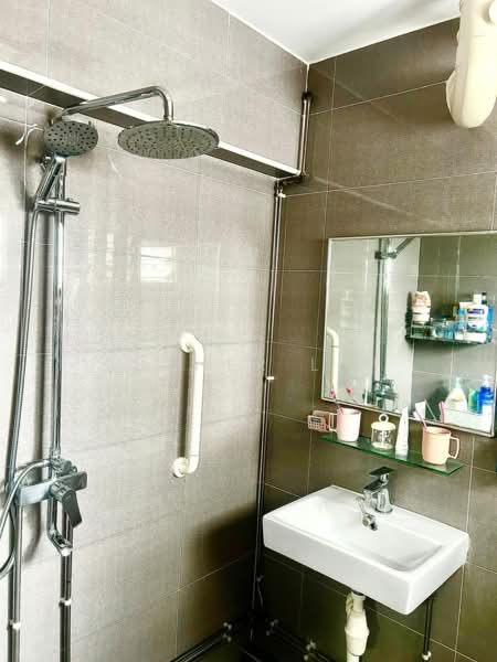 427 Yishun Avenue 11 HDB Flat For Sale at S$ 520,000 | PropertyGuru Singapore - Bathroom