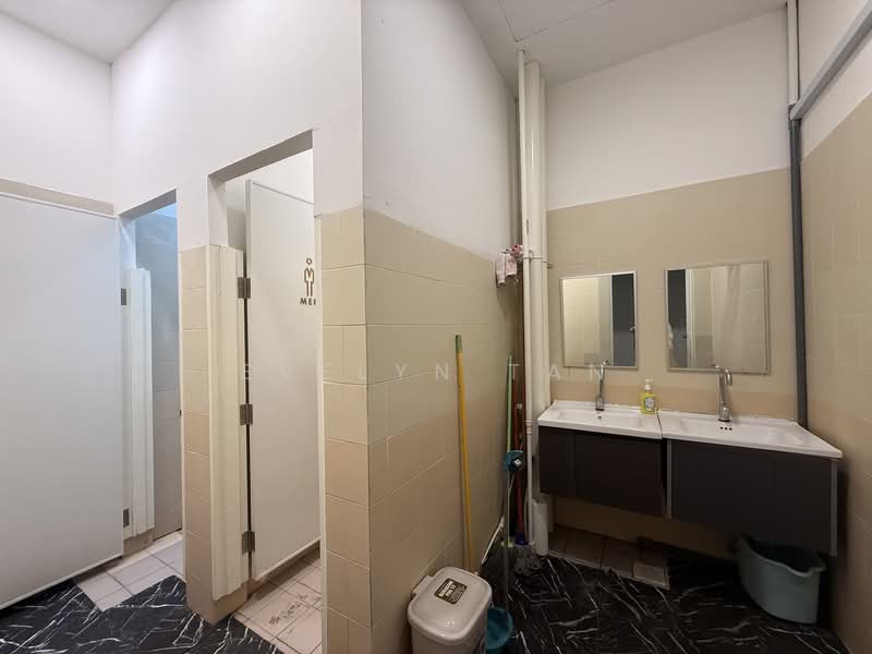 Paya Ubi Industrial Park, 53 Ubi Avenue 1, 5,683 sqft, Light Industrial (B1) For Sale, by Evelyn Tan, 500097396 - Bathroom - CommercialGuru.com.sg
