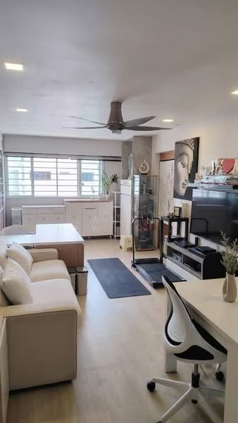 750 Yishun Street 72 HDB Flat For Sale at S$ 598,000 | PropertyGuru Singapore - Living Room