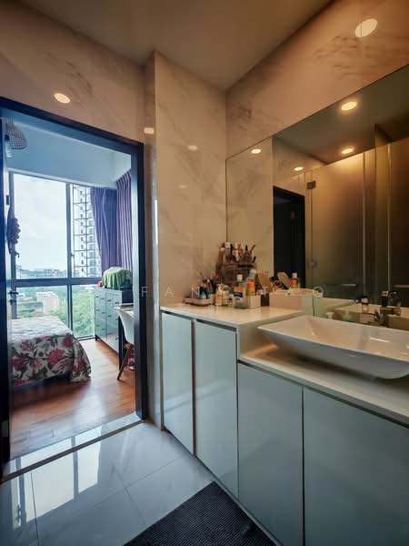 The Hillier Condominium For Sale at S$ 1,480,000 | PropertyGuru Singapore - Master Bathroom