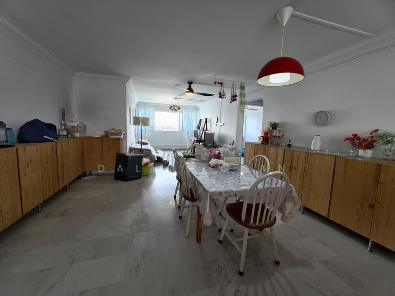 239 Lorong 1 Toa Payoh HDB Flat For Sale at S$ 828,000 | PropertyGuru Singapore - Living Room