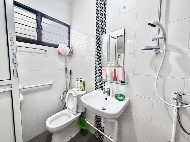 170 Bedok South Road HDB Flat For Sale at S$ 638,888 | PropertyGuru Singapore - Bathroom
