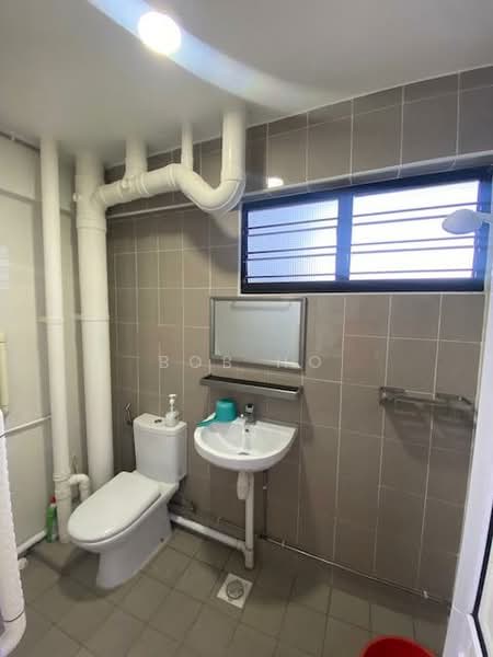 298 Tampines Street 22 HDB Flat For Sale at S$ 760,000 | PropertyGuru Singapore - Bathroom
