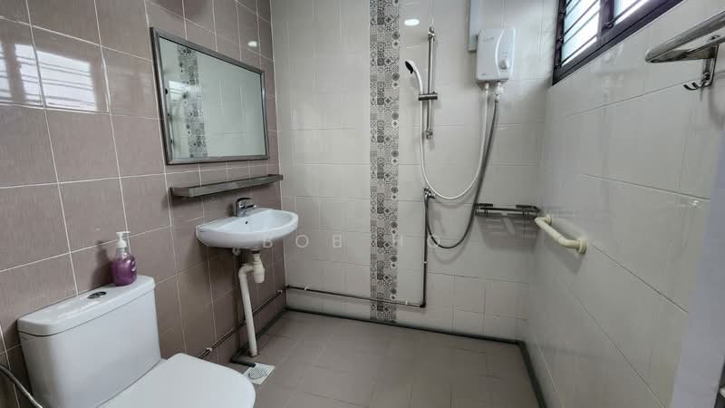 298 Tampines Street 22 HDB Flat For Sale at S$ 760,000 | PropertyGuru Singapore - Bathroom