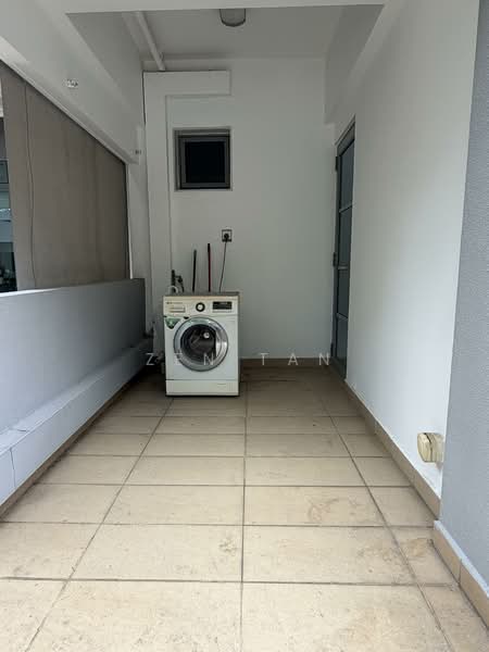 Viz at Holland, 221 Queensway, 2 Bedrooms, 1,130 sqft, Condominium For Rent, by Zen Tan, 500097479 - Balcony - PropertyGuru.com.sg