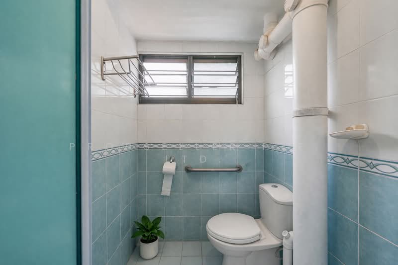 69 Telok Blangah Heights HDB Flat For Sale at S$ 590,000 | PropertyGuru Singapore - Bathroom